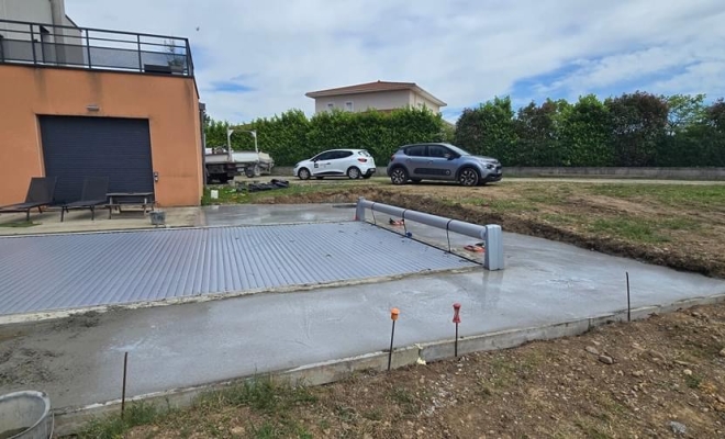 Pose de dalle autour d'une piscine à Annonay